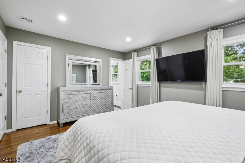 22 Woodhaven Road Parsippany, NJ 07054 - Photo 5 of 49