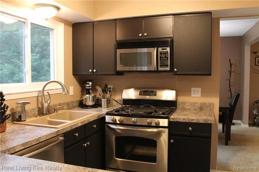 295 Whitney Drive Rochester Hills, MI 48307 - Photo 8 of 42