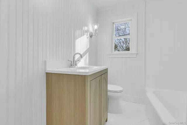 $799,999 | 33 Oceanview Road, Hampton Bays, NY 11946