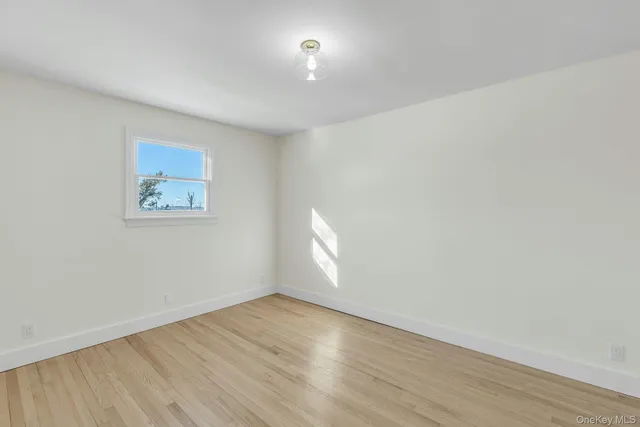 $799,999 | 33 Oceanview Road, Hampton Bays, NY 11946