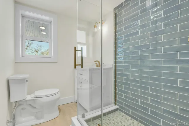 $799,999 | 33 Oceanview Road, Hampton Bays, NY 11946