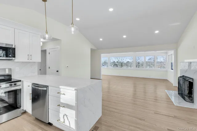 $799,999 | 33 Oceanview Road, Hampton Bays, NY 11946