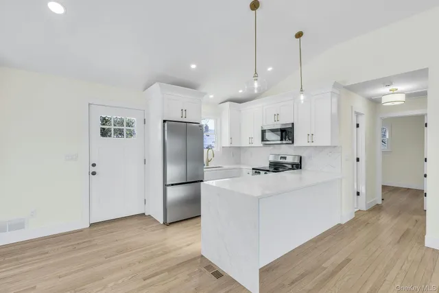 $799,999 | 33 Oceanview Road, Hampton Bays, NY 11946