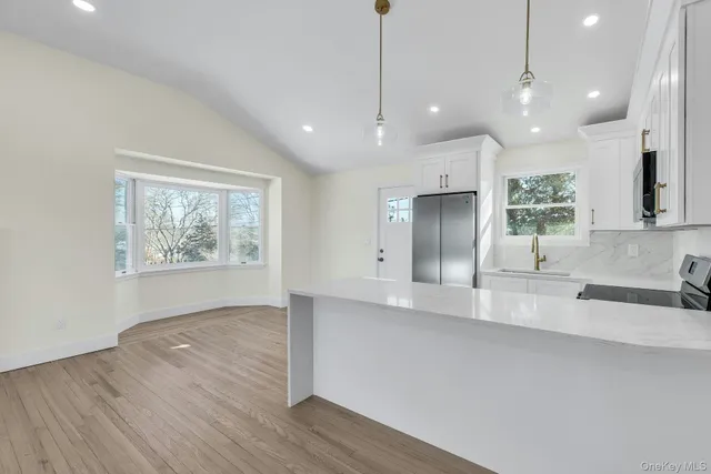 $799,999 | 33 Oceanview Road, Hampton Bays, NY 11946