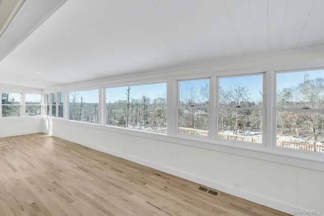 $799,999 | 33 Oceanview Road, Hampton Bays, NY 11946