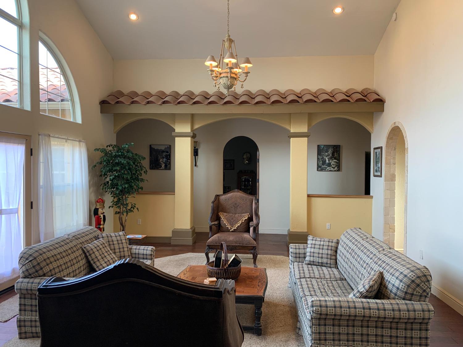 1662 South Alta Avenue Reedley, CA 93654 - Photo 16 of 30 a living room with furniture