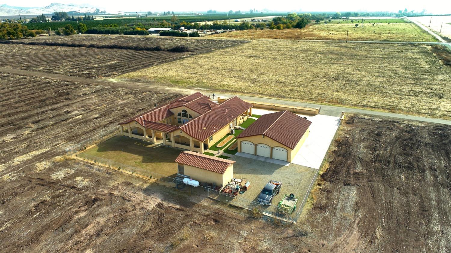 1662 South Alta Avenue Reedley, CA 93654 - Photo 6 of 30 a view of an ocean with beach