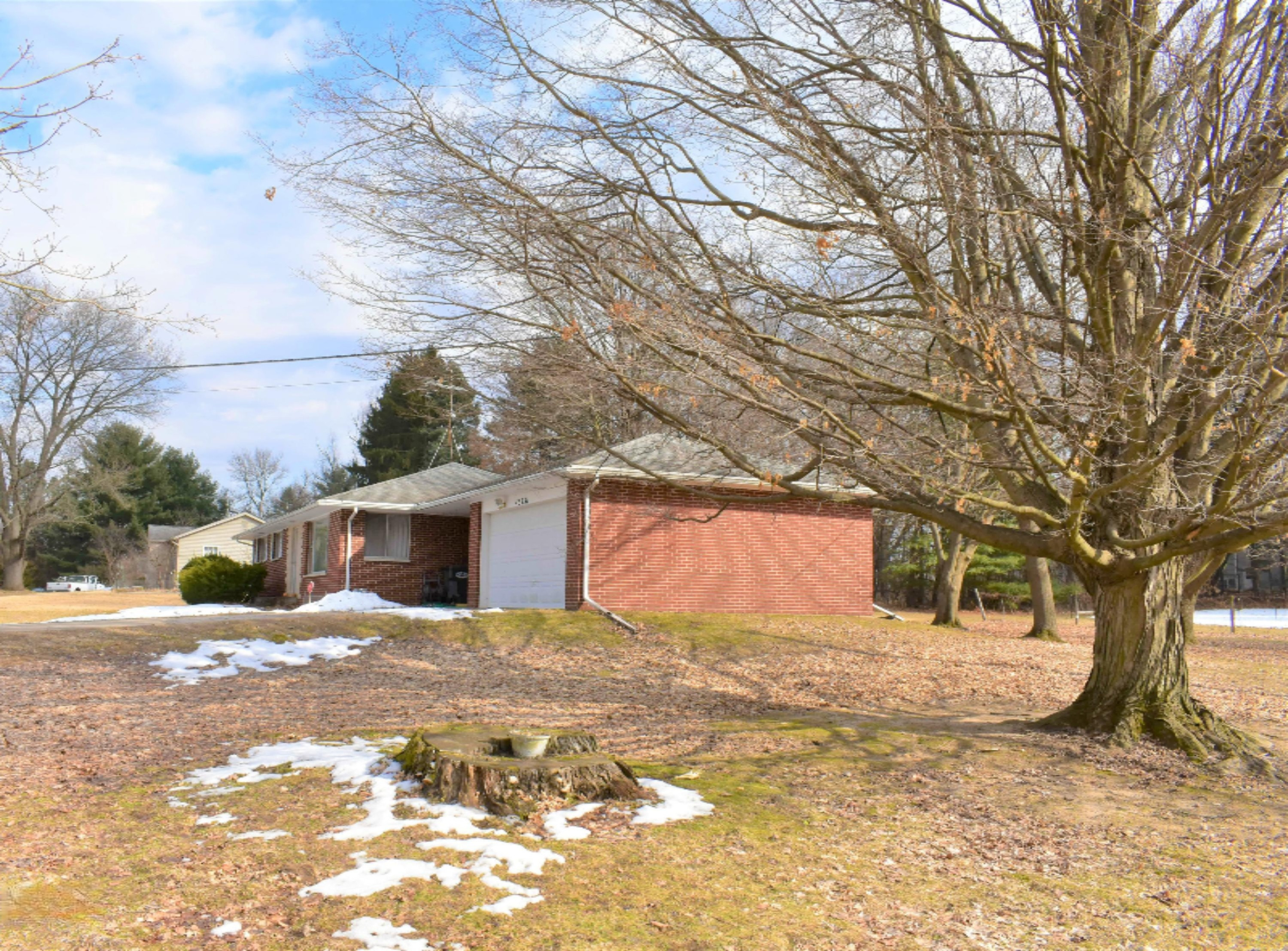 43231 Parkhurst Drive Decatur, MI 49045 - Photo 4 of 55 Right Side