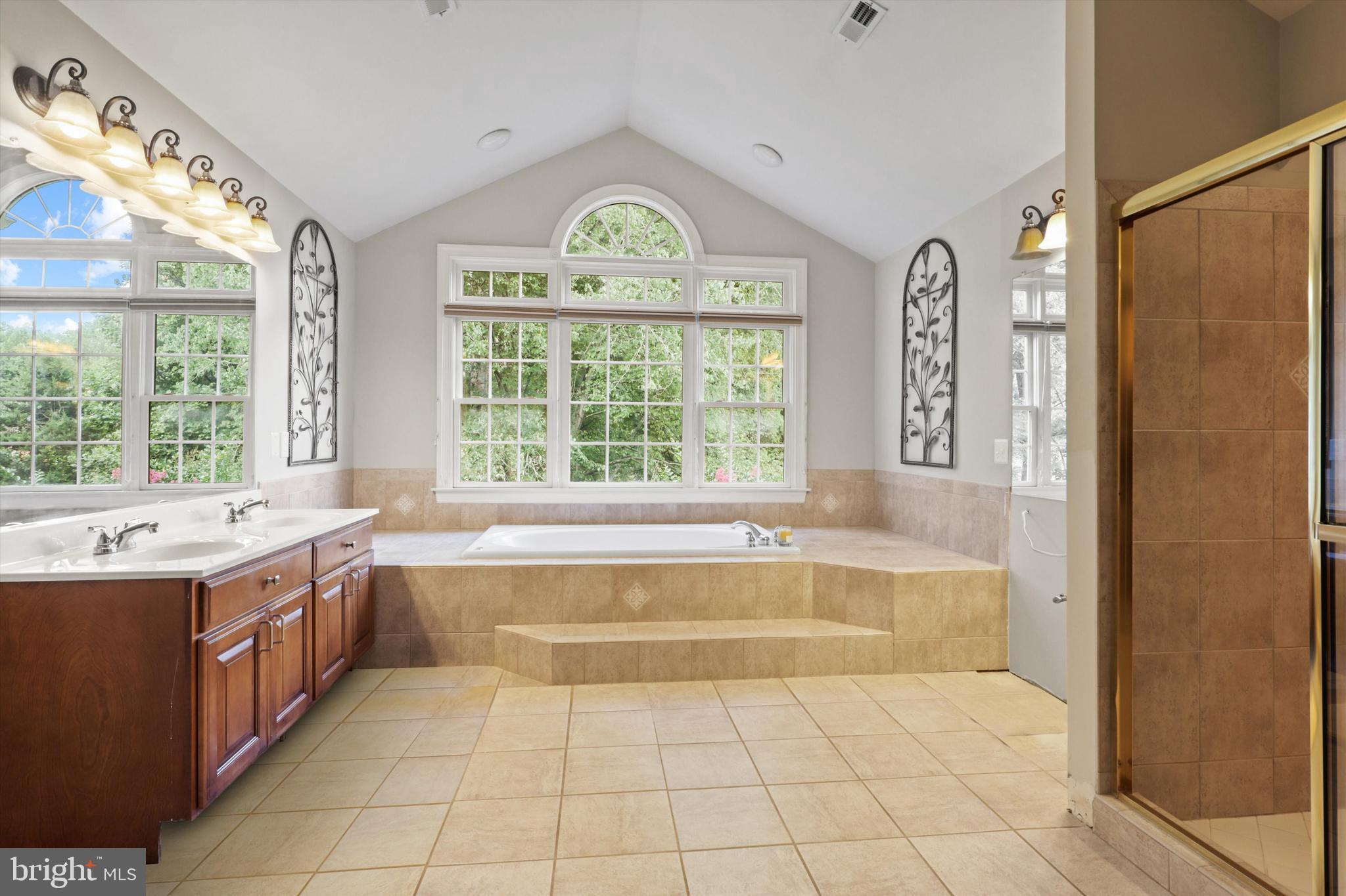 7042 Balmoral Forest Road Clifton, VA 20124 - Photo 34 of 77 Primary Bath