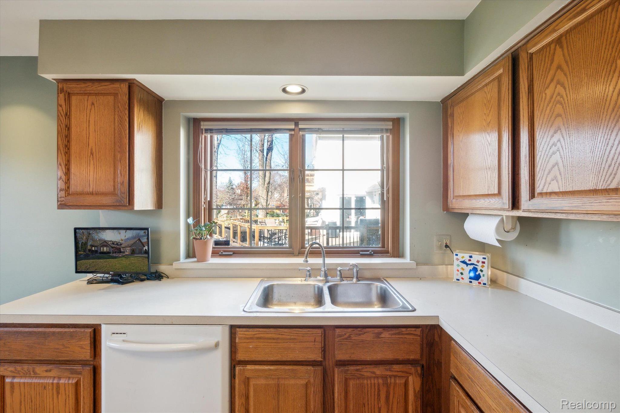 19403 Gill Road Livonia, MI 48152 - Photo 15 of 49