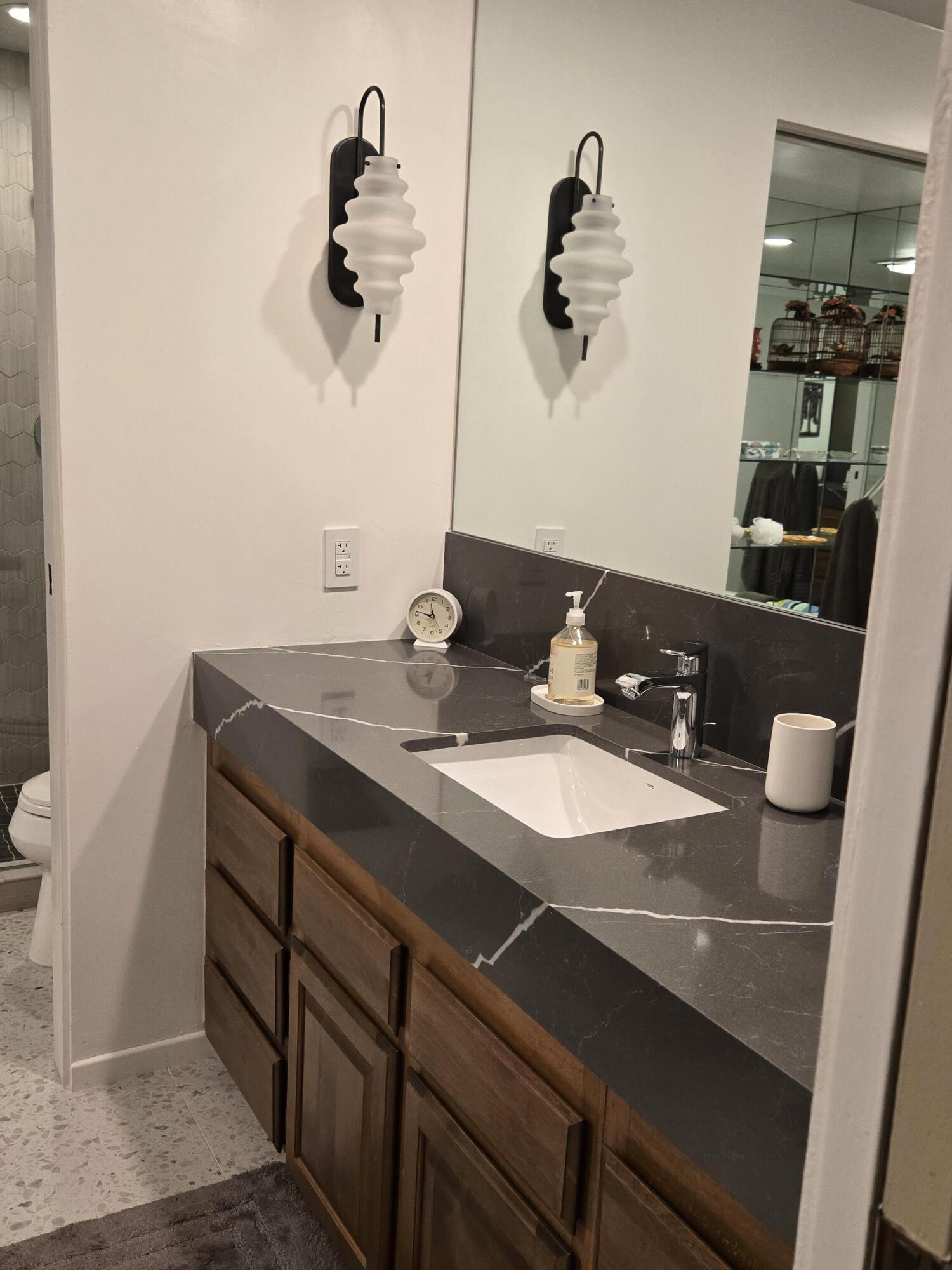 910 Island Drive, Unit 113 Rancho Mirage, CA 92270 - Photo 27 of 40 a bathroom with a sink and mirror