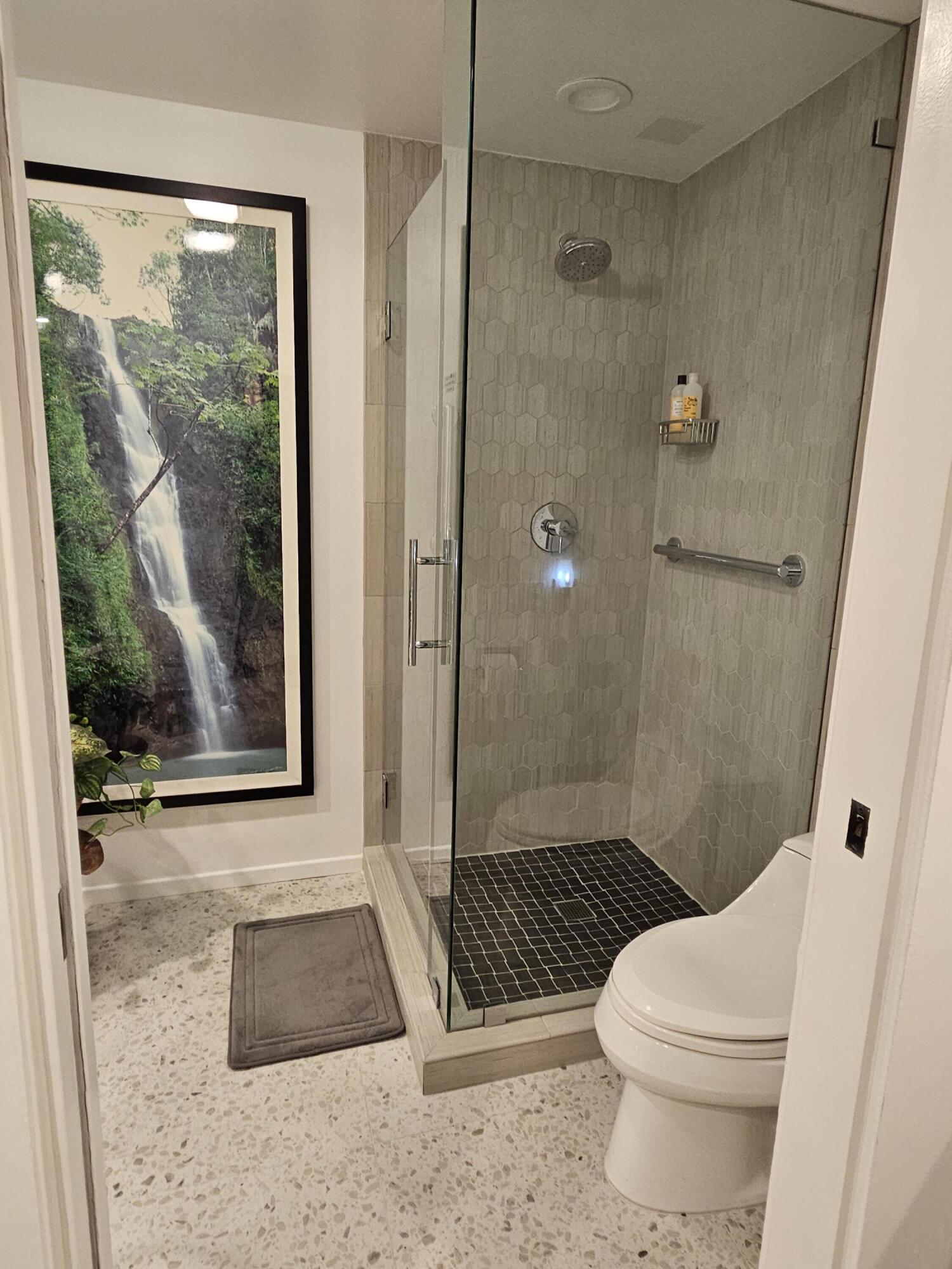 910 Island Drive, Unit 113 Rancho Mirage, CA 92270 - Photo 28 of 40 a bathroom with a toilet and a shower