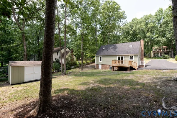 a view of a house with backyard