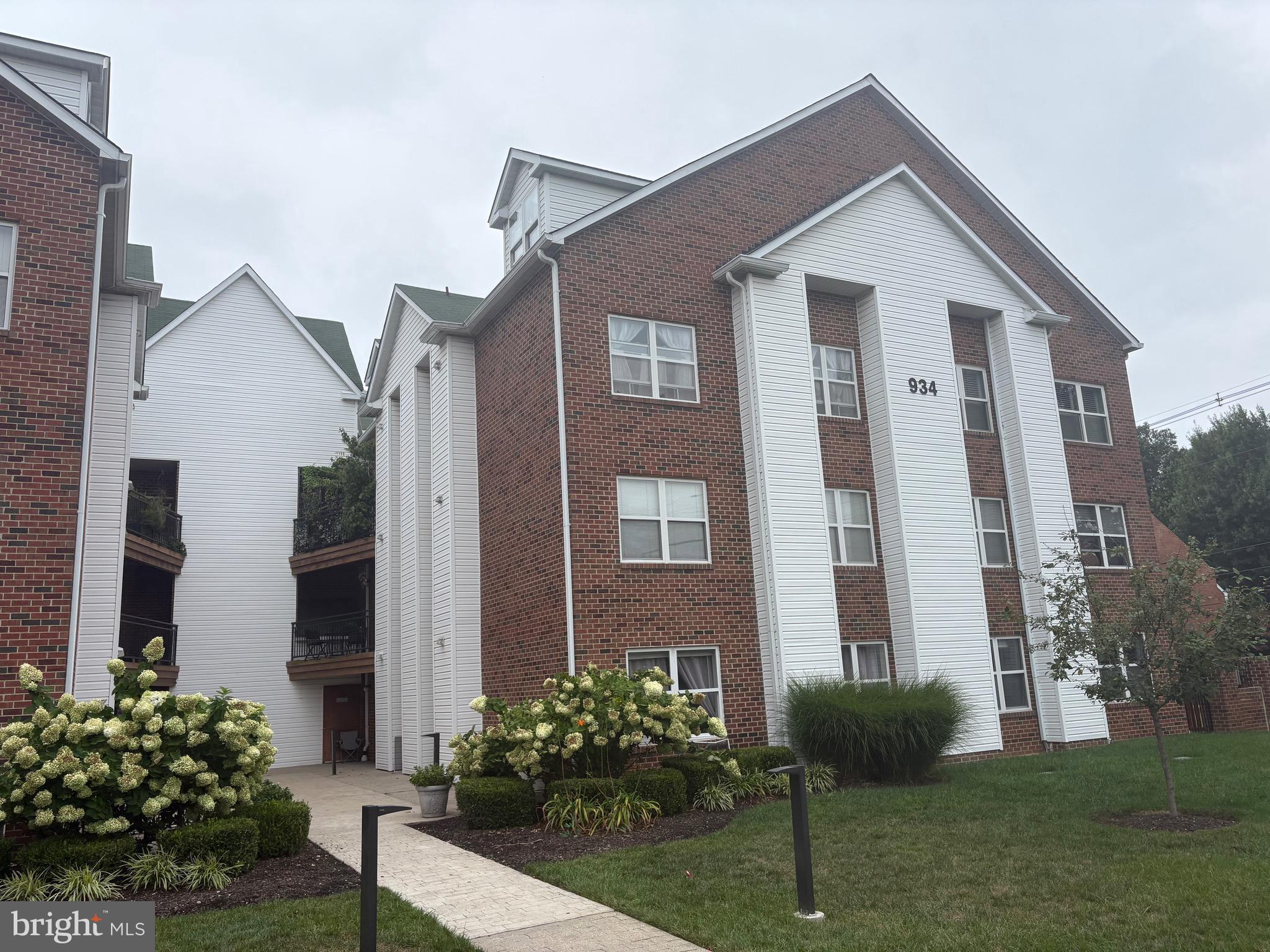 934 Bay Ridge Avenue, Unit 208 Annapolis, MD 21403 - Photo 4 of 6 a front view of a house with yard