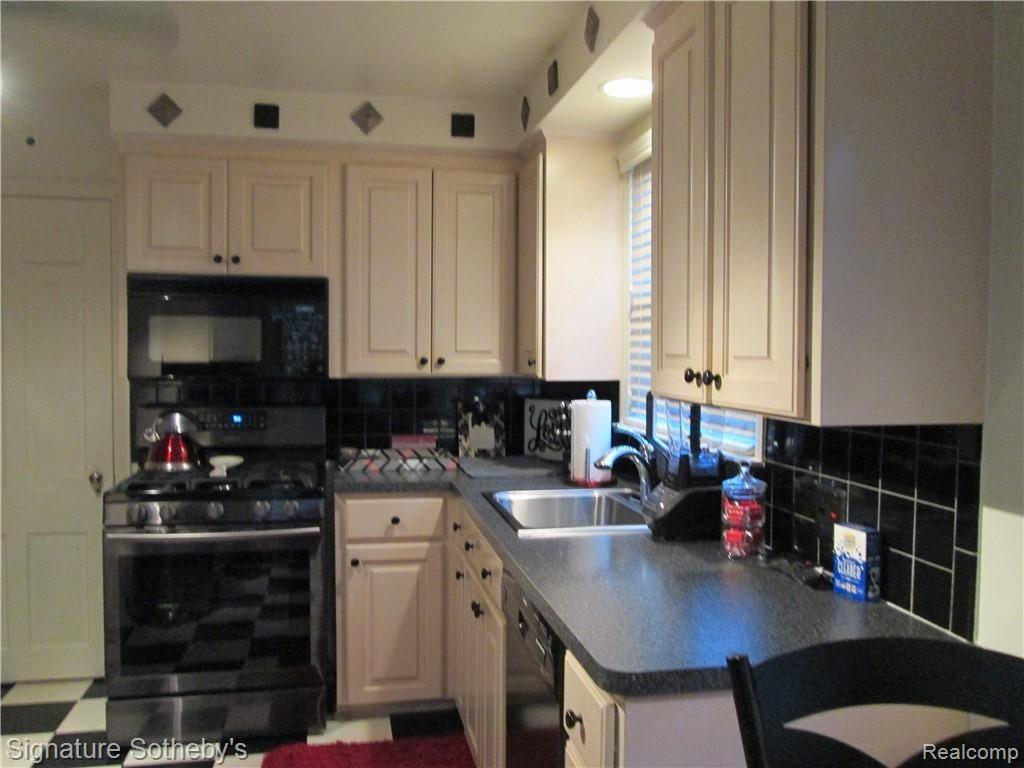 1675 Littlestone Road Grosse Pointe, MI 48236 - Photo 8 of 24 IMG_0320.JPG