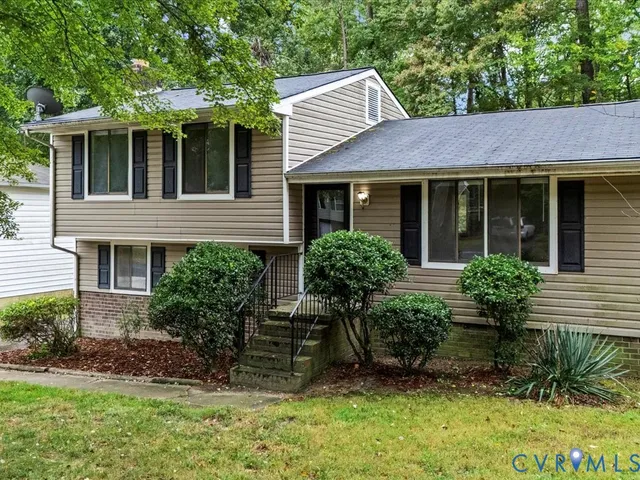 a view of a house with a yard and plants