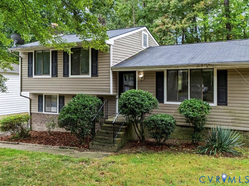 a view of a house with a yard and plants