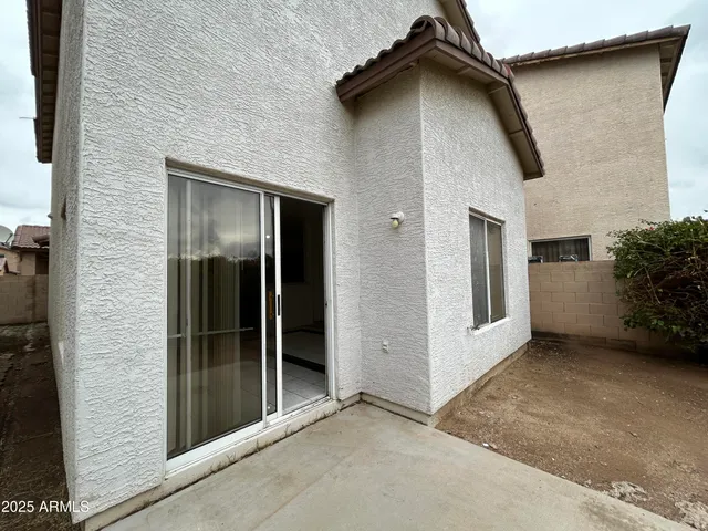 a view of a pathway with yard