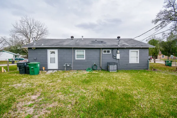 a view of a house with backyard and garden