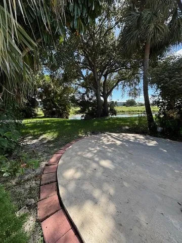 a view of a backyard