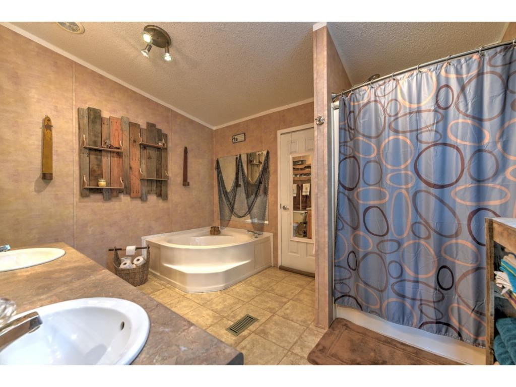 887 Bullock Hollow Road Bristol, TN 37620 - Photo 26 of 34 SOAK IN GARDEN TUB2ND HOME