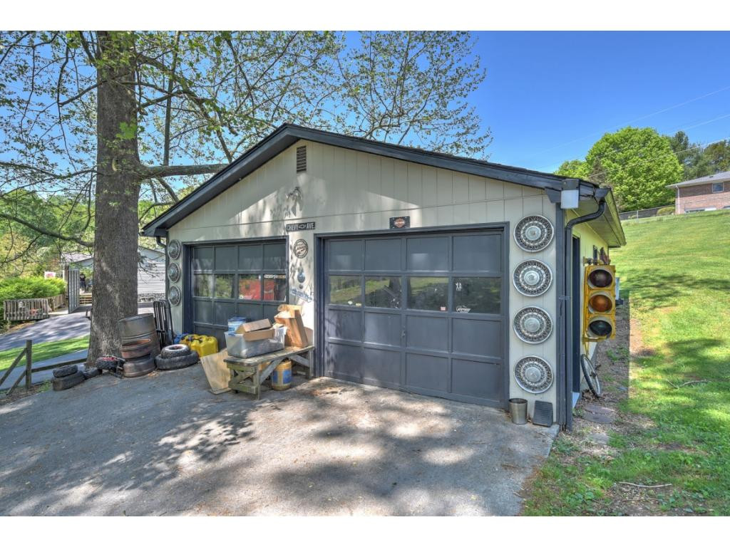 887 Bullock Hollow Road Bristol, TN 37620 - Photo 33 of 34 2 CAR GARAGE