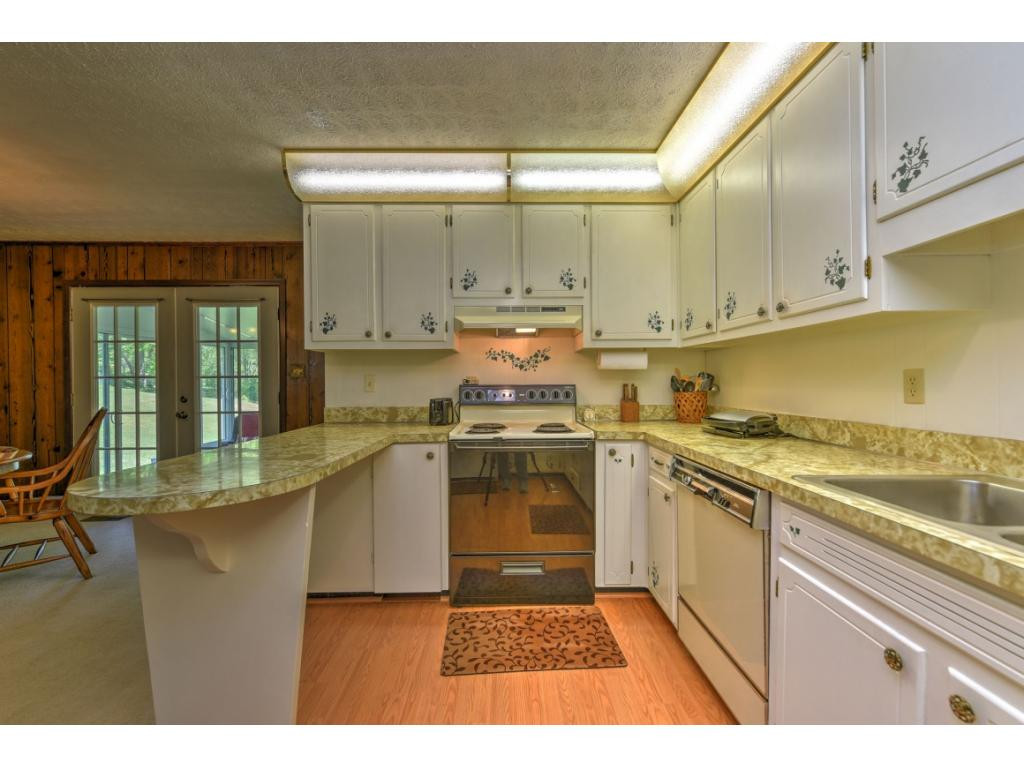 887 Bullock Hollow Road Bristol, TN 37620 - Photo 9 of 34 OPEN KITCHENMAIN HOME