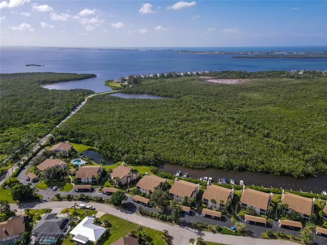 a view of a house with backyard and garden