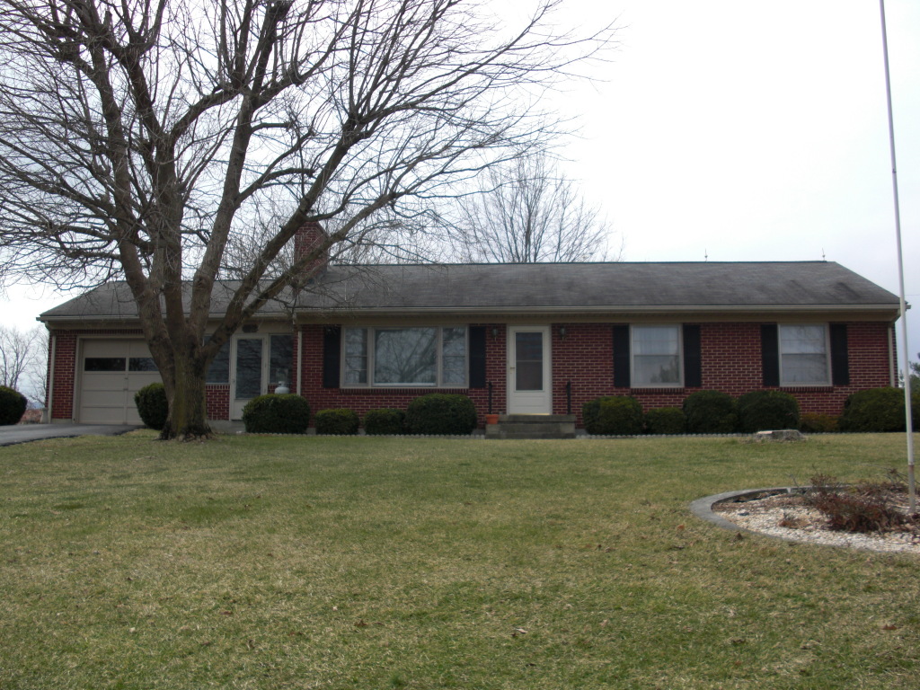 a view of a yard in front of a house