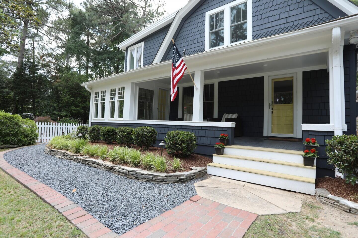 570 South Ridge Street Southern Pines, NC 28387 - Photo 3 of 44 570 SR FRONT PORCH & PICKETT FENCE