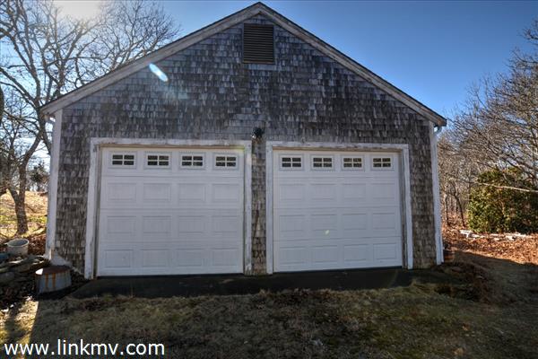 8 Smith Lane Chilmark, MA 02535 - Photo 5 of 15 http://d1qzqeyxiitrap.cloudfront.net/photos/34768/600/df8dad7e.jpg