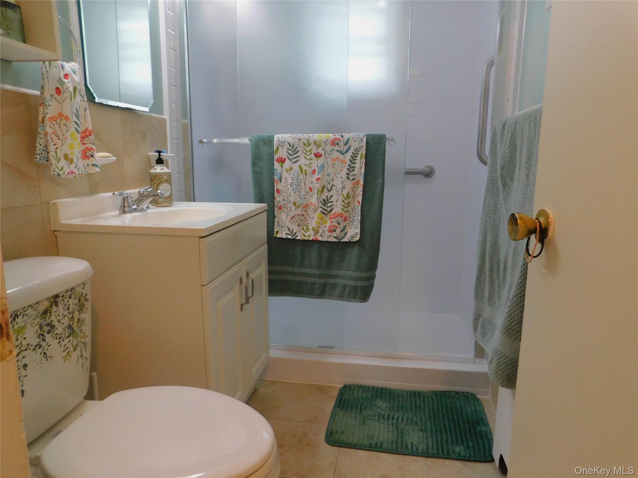1879 Crompond Road, Unit #D15 Peekskill, NY 10566 - Photo 13 of 24 a bathroom with a sink toilet and shower