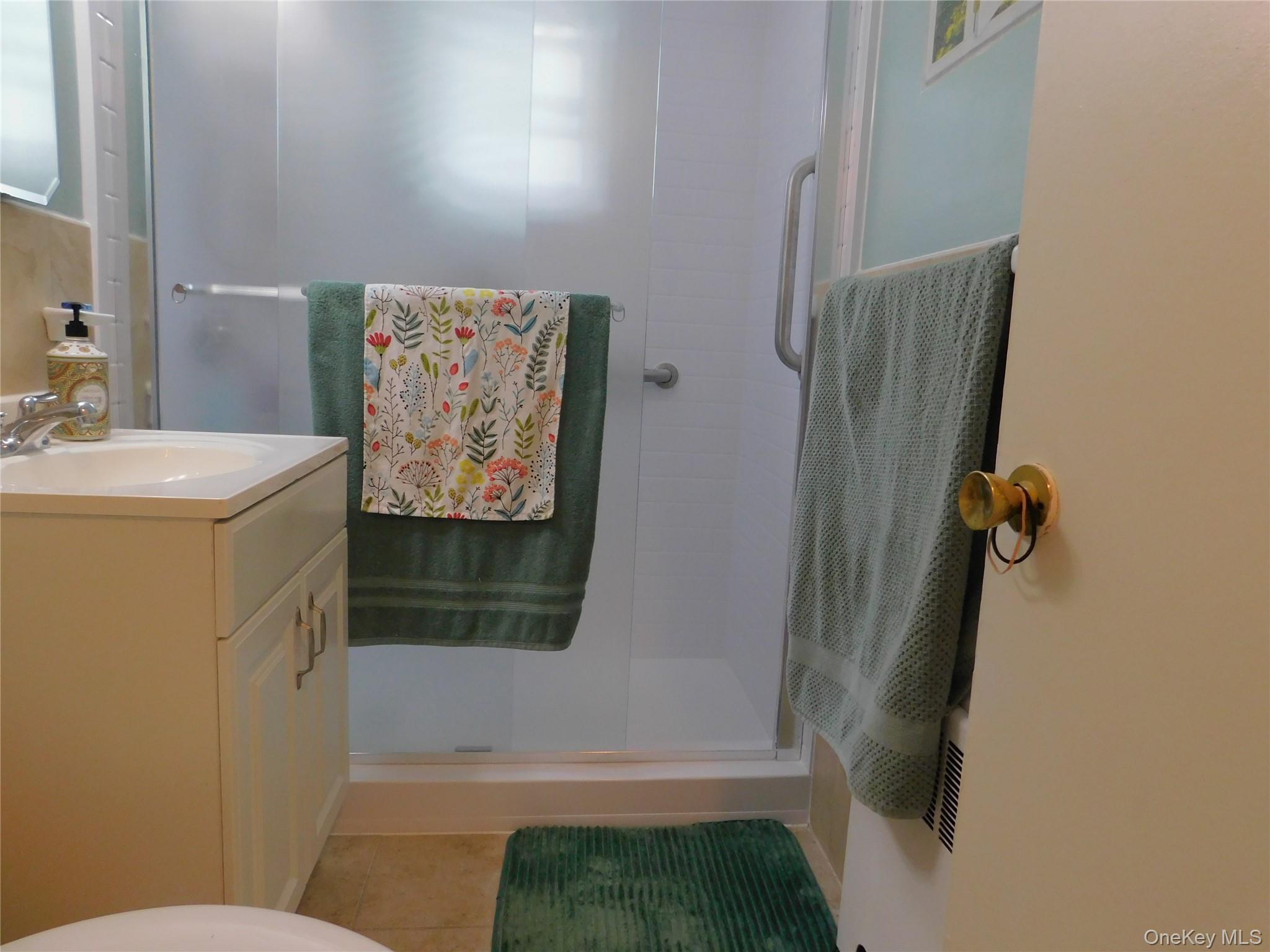 1879 Crompond Road, Unit #D15 Peekskill, NY 10566 - Photo 14 of 24 a bathroom with a sink and a mirror