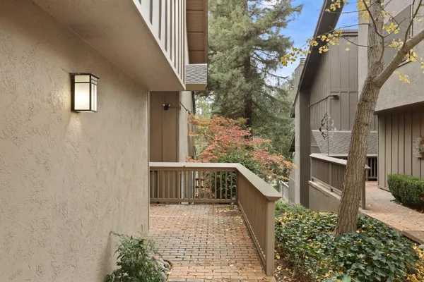 a view of entryway with outdoor area