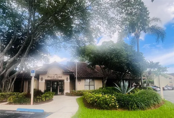a view of a yard in front of house