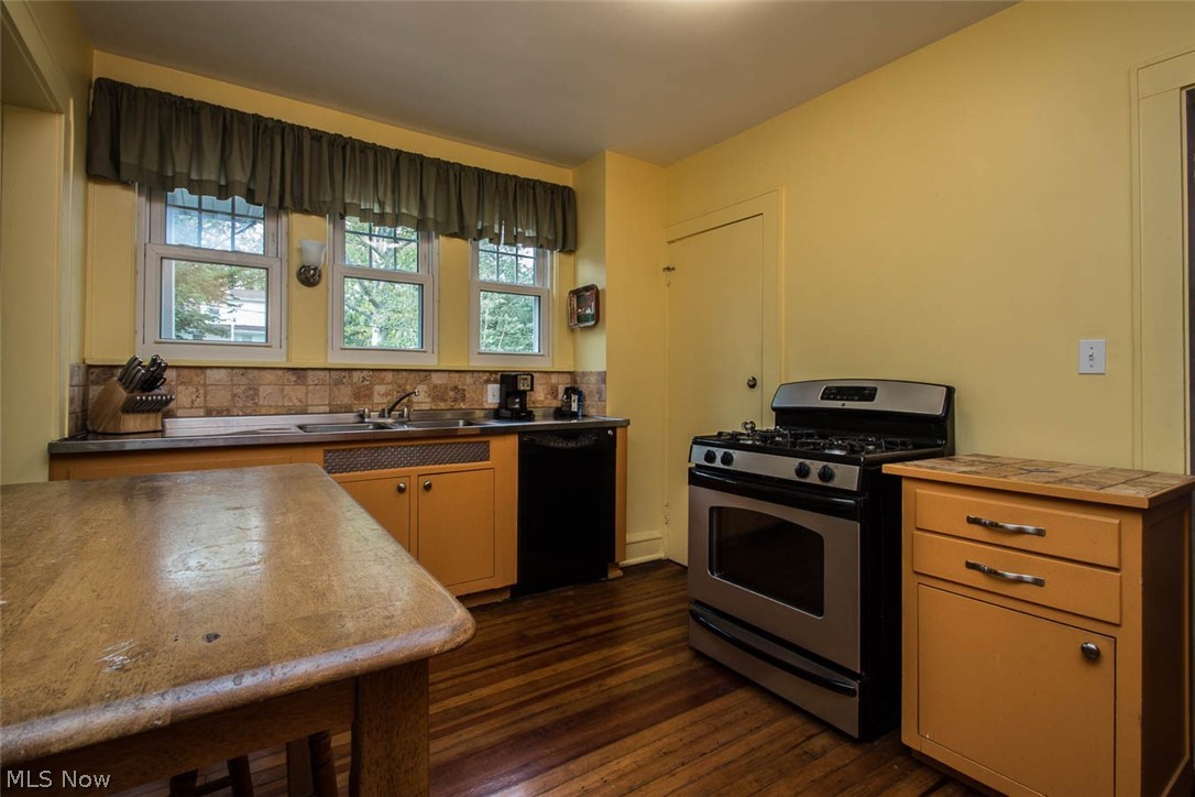2900 Huntington Road Cleveland, OH 44120 - Photo 3 of 27