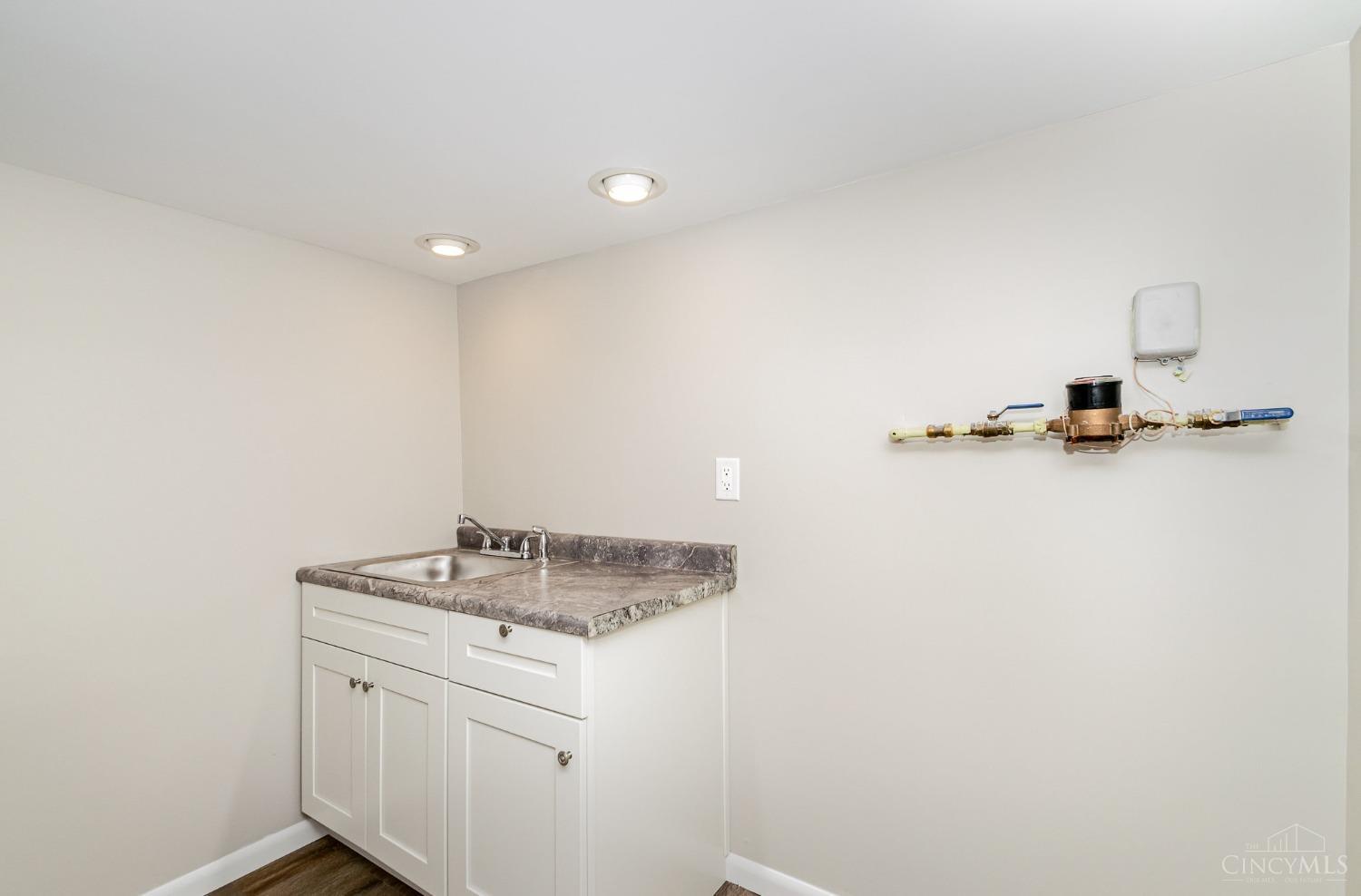 3 Foxhall Court Cincinnati, OH 45219 - Photo 15 of 37 Unit 1, kitchenette, lower level