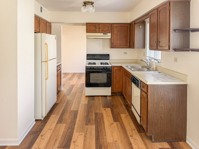 5090 Prairie Oak Road Gurnee, IL 60031 - Photo 19 of 30 a kitchen with granite countertop a sink stove and refrigerator