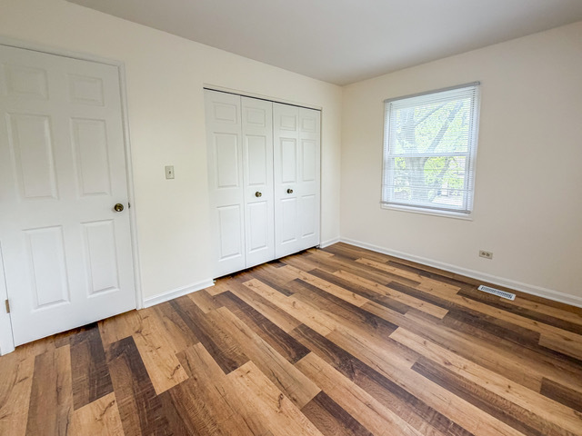 5090 Prairie Oak Road Gurnee, IL 60031 - Photo 7 of 30 a bed room with a bed and a window