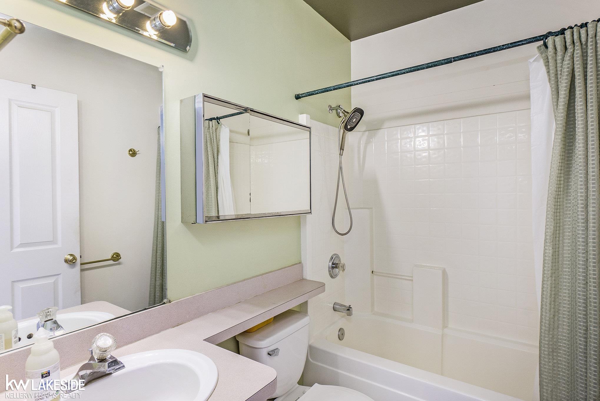 20153 Rodeo Court Southfield, MI 48075 - Photo 11 of 15 50143812-a25115d7-a81b-4eaf-be83-8ececbdf877a.JPG