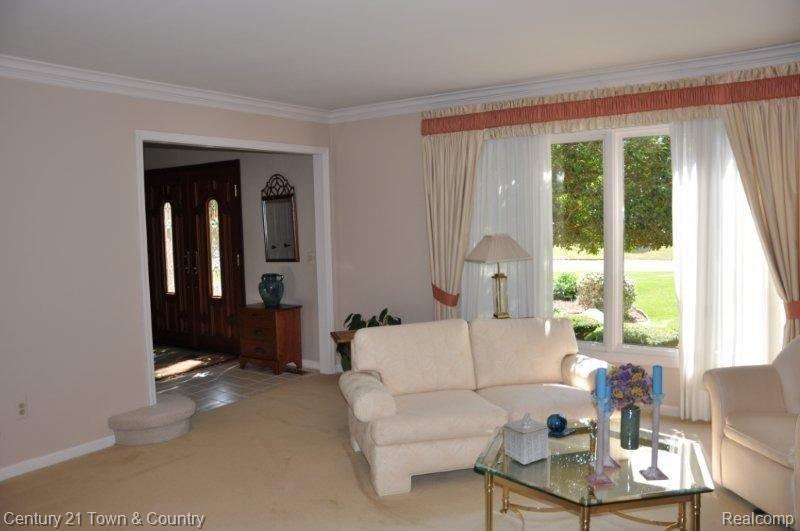 44 Grosse Pines Drive Rochester, MI 48309 - Photo 5 of 16 Living room