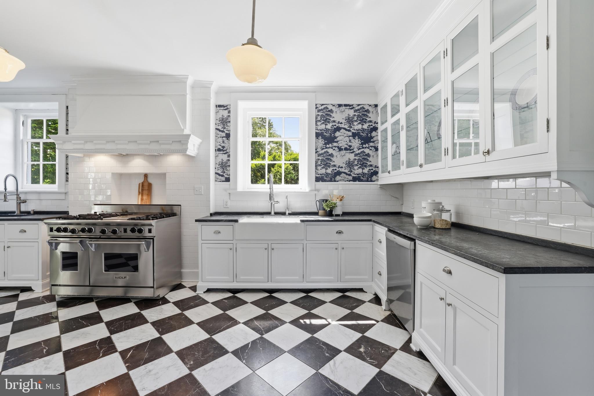 17781 Roxbury Hall Road Leesburg, VA 20175 - Photo 22 of 107 Kitchen with marble tile flooring
