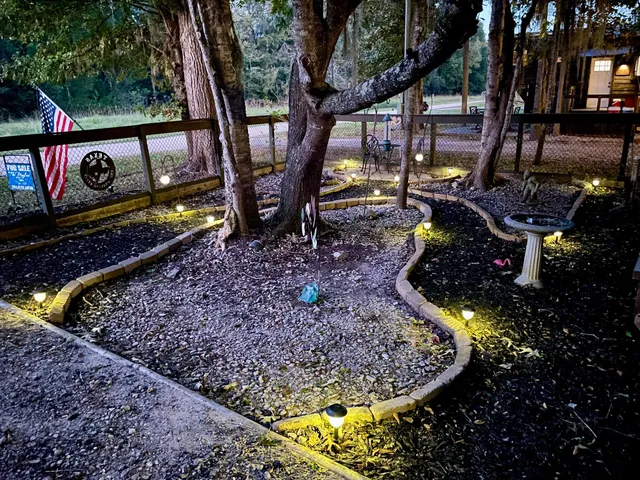 a view of a back yard