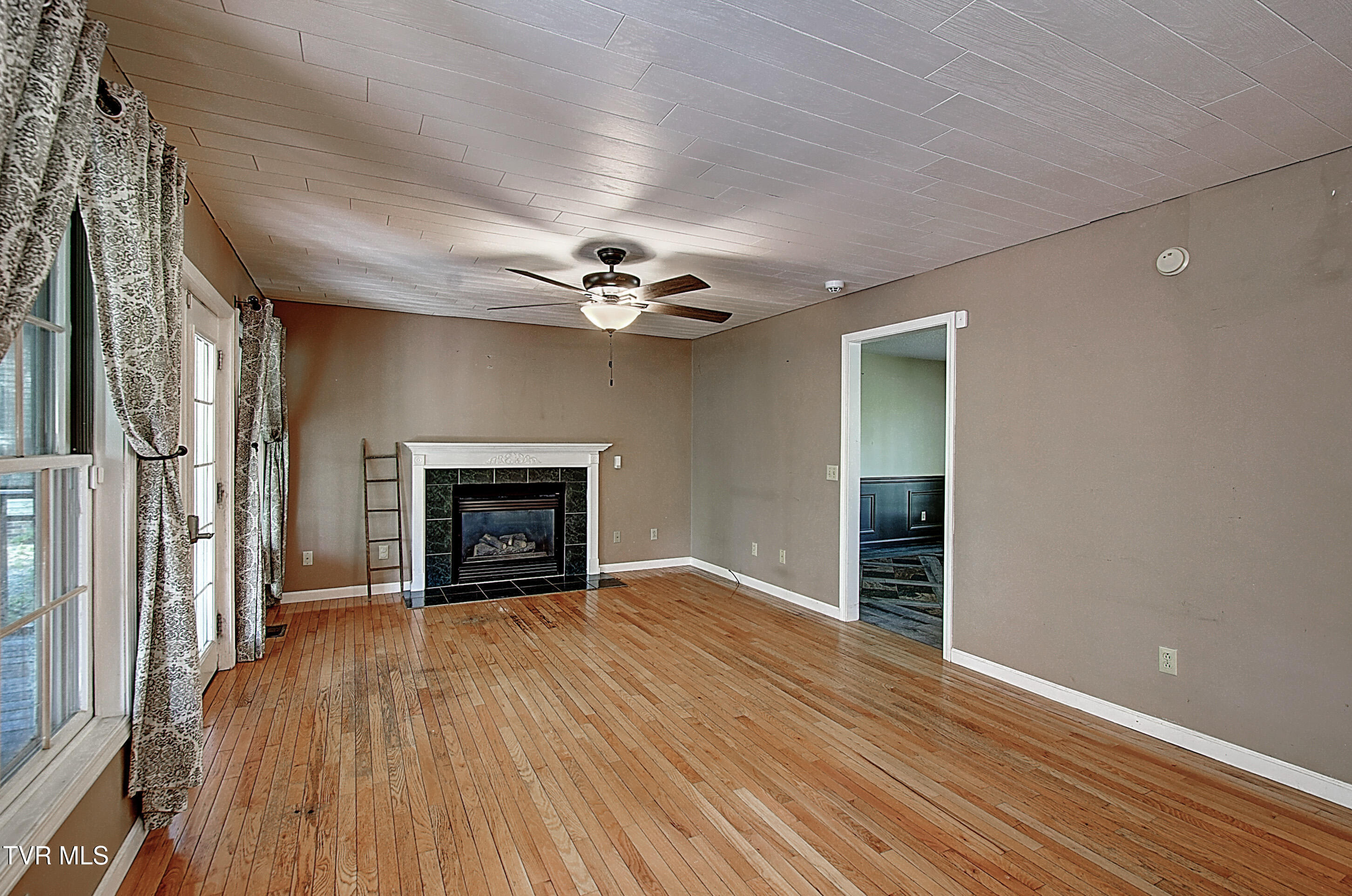 455 Carlton Road Bristol, TN 37620 - Photo 13 of 66 Den with gas fireplace
