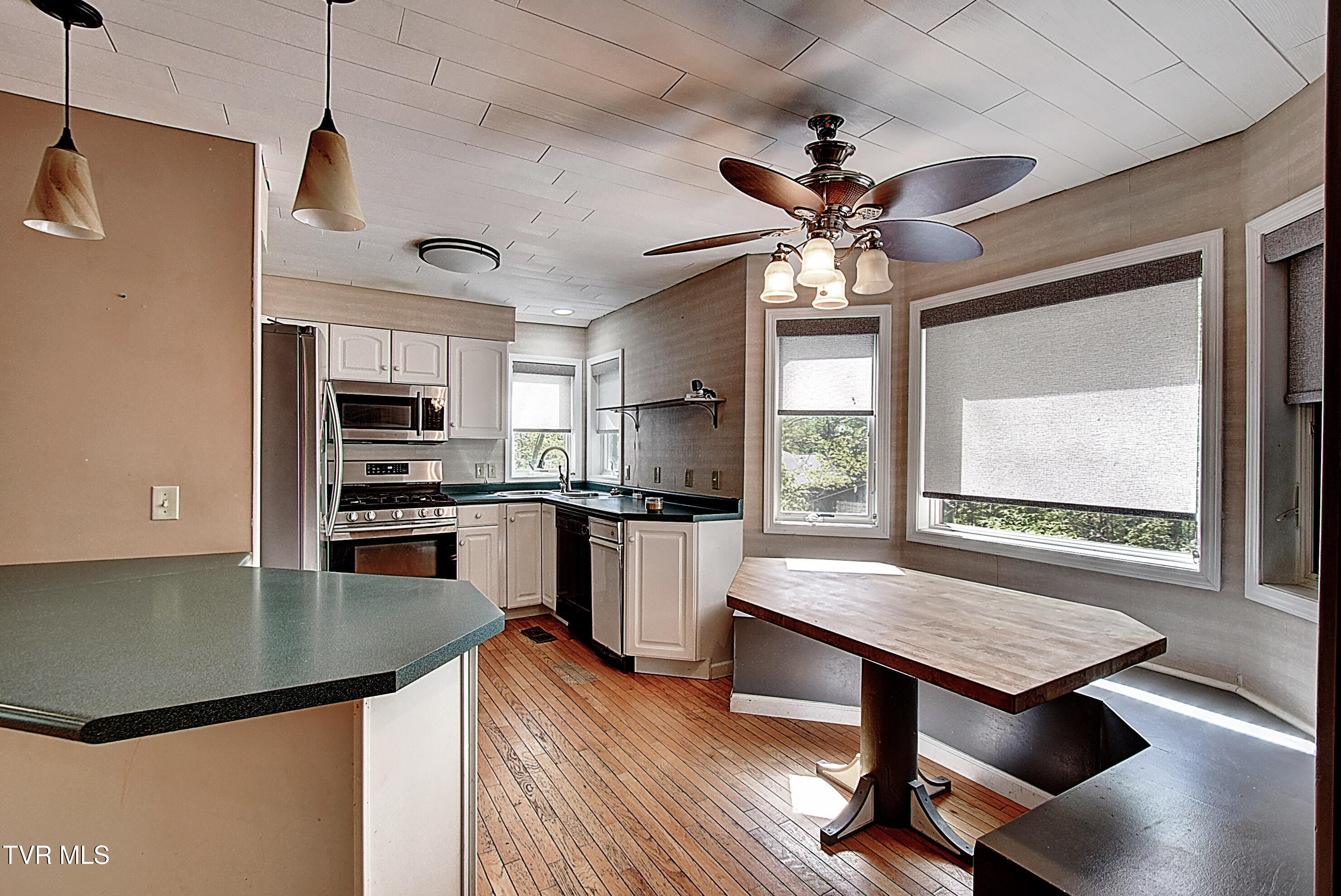 455 Carlton Road Bristol, TN 37620 - Photo 16 of 66 Built-In Breakfast Nook