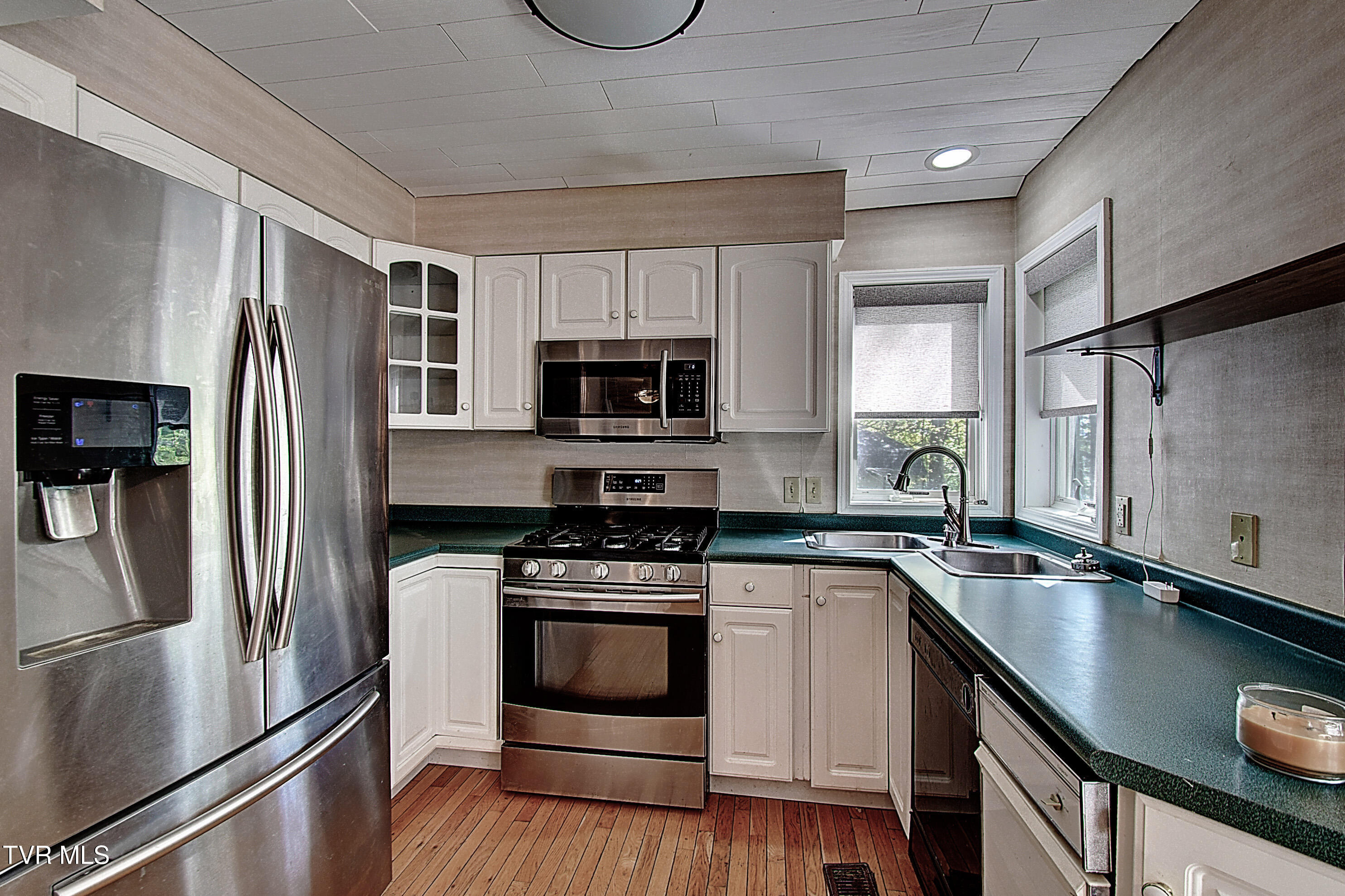 455 Carlton Road Bristol, TN 37620 - Photo 19 of 66 Kitchen with Stainless Appliances