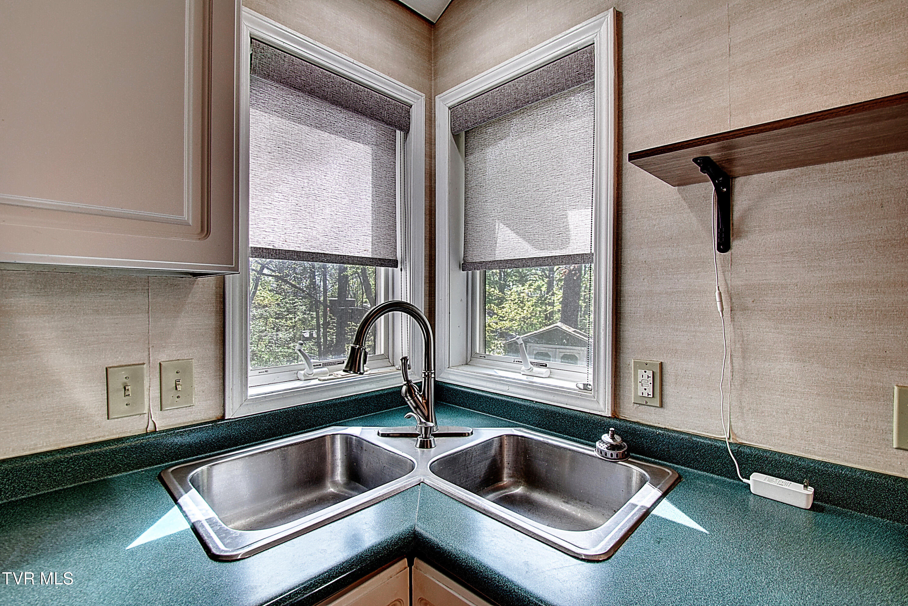 455 Carlton Road Bristol, TN 37620 - Photo 20 of 66 Kitchen