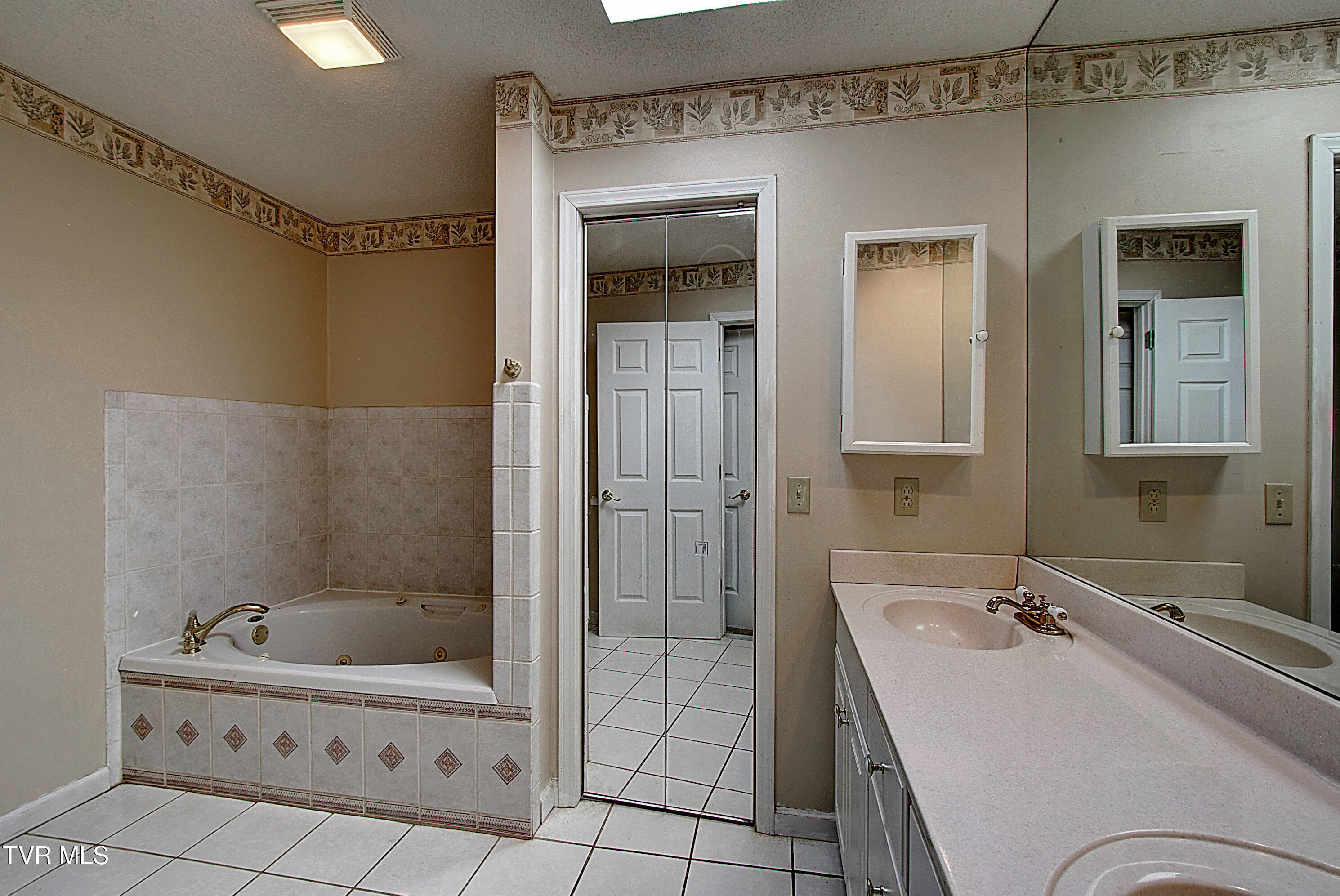 455 Carlton Road Bristol, TN 37620 - Photo 31 of 66 Primary Bath