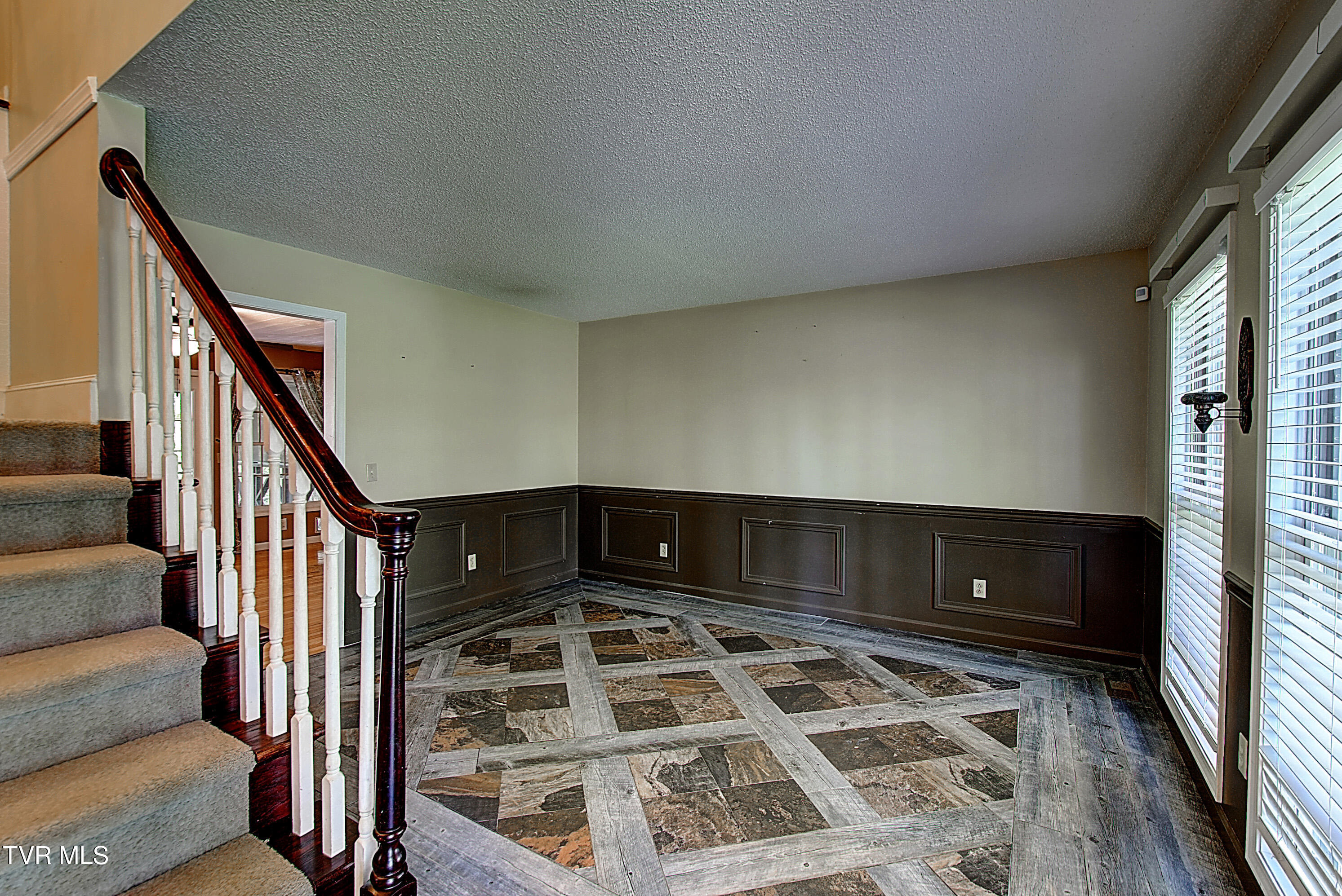 455 Carlton Road Bristol, TN 37620 - Photo 8 of 66 Living Room
