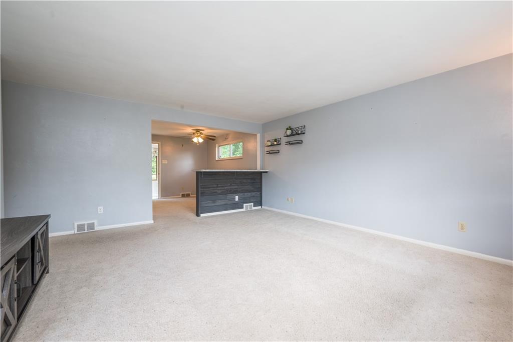 1565 Cathell Road Pittsburgh, PA 15236 - Photo 4 of 27 Living room